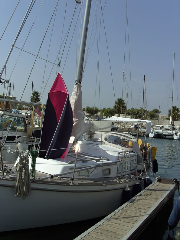 At the pontoon in PORT-SAINT-LOUIS-DU-RHONE, after stepping the mast, NEHALINNIA is again a sailing boat ... ready for the MED